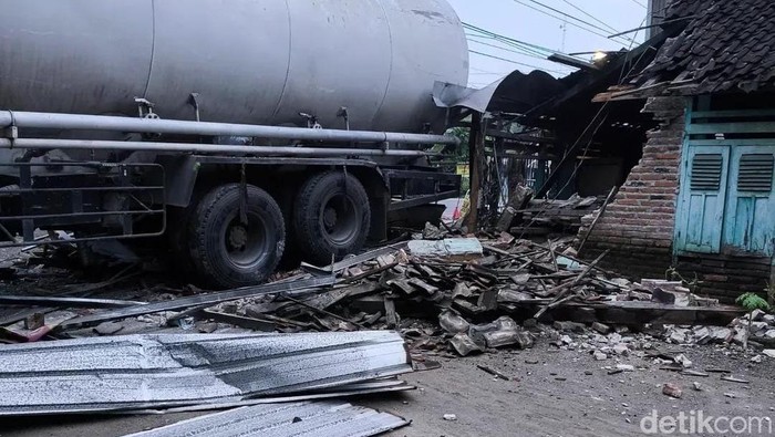 Truk tangki tabrak rumah dan musala di Bojonegoro