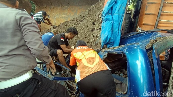 Truk terguling timpa mobil di Sukabumi