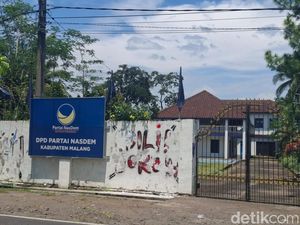 Muncul Coretan Adili Jokowi di Kepanjen Malang, Polisi Turun Selidiki