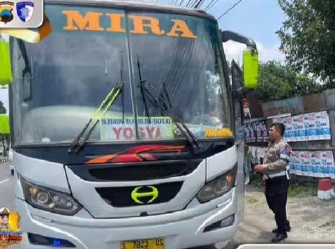 Penampakan bus PO Mira yang diciduk di Jalan Jogja-Solo, Klaten, usai ngeblong dan melawan arah hingga setengah kilometer, Sabtu (8/2/2025).