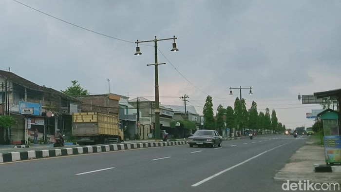 Penampakan lokasi bus Mira ngeblong di Jalan Jogja-Solo ruas Ceper, Klaten, Sabtu (8/2/2025).