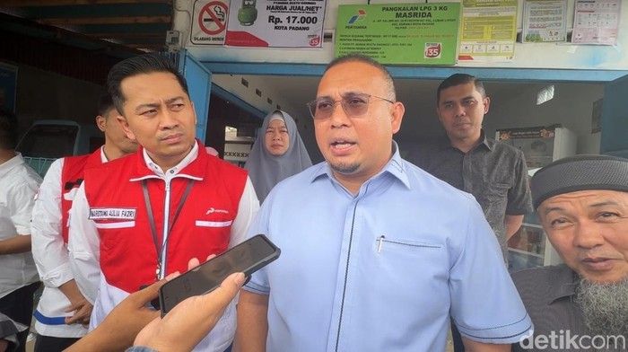 Wakil Ketua Komisi VI DPR-RI, Andre Rosiade mendatangi sejumlah pangkalan LPG 3 Kilogram di Padang, Sumatera Barat, Sabtu (8/2/2025). (Jeka Kampai/detikSumut)