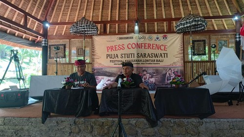 Yayasan Karya Bhuana Lestari saat melaksanakan konferensi pers terkait festival Khazanah Lontar di Museum Pustaka Lontar, Sabtu (8/2/2025). (Istimewa)