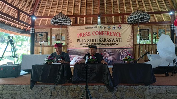 Yayasan Karya Bhuana Lestari saat melaksanakan konferensi pers terkait festival Khazanah Lontar di Museum Pustaka Lontar, Sabtu (8/2/2025). (Istimewa)