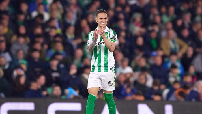 SEVILLE, SPAIN - FEBRUARY 02: Antony Matheus dos Santos of Real Betis looks on during the LaLiga match between Real Betis Balompie and Athletic Club at Estadio Benito Villamarin on February 02, 2025 in Seville, Spain. (Photo by Fran Santiago/Getty Images)