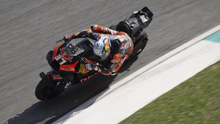 KUALA LUMPUR, MALAYSIA - FEBRUARY 07: Pedro Acosta of Spain and Red Bull KTM Factory Racing rounds the bend during the Malaysia MotoGP Test at Sepang International Circuit on February 07, 2025 in Kuala Lumpur, Malaysia. (Photo by Mirco Lazzari gp/Getty Images)
