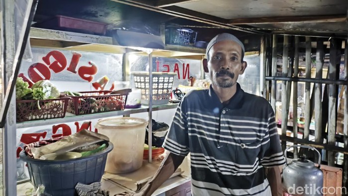 Ali penjual nasi goreng di Cirebon.