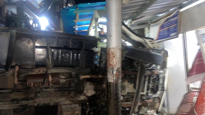 Sopir dump truk bernama La Edi (56) tewas dengan kondisi terjepit usai menabrak pemotor dan toko di Kota Ambon, Maluku.