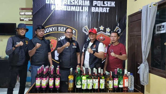 Anggota Polsek Prabumulih Barat mengamankan puluhan miras dari warung kelontongan