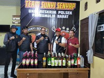 Polisi Razia Warung Kelontong di Prabumulih, Puluhan Botol Miras Disita