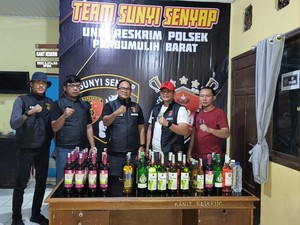 Polisi Razia Warung Kelontong di Prabumulih, Puluhan Botol Miras Disita