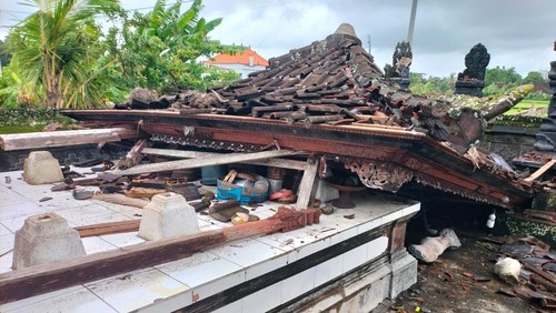 Bale piyasan di Pura Rambut Siwi, Desa Sanggulan, Kecamatan Kediri, Tabanan roboh akibat cuaca ekstrem yang terjadi sejak Minggu pagi. (9/2/2025).