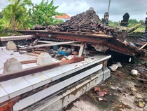 Hujan Angin, Palinggih di Pura Rambut Siwi Tabanan Ambruk
