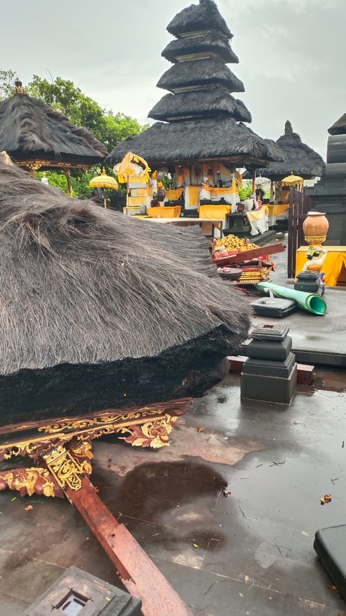 Bale saka nem di Pura Luhur Tanah Lot, Desa Beraban, Kecamatan Kediri, Tabanan, ambruk akibat cuaca ekstrem, Minggu (9/2/2025) sore. (Dok. DTW Tanah Lot)