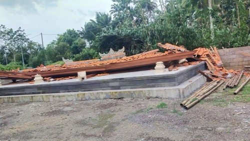 Bale saka ulu di Krematorium Desa Pidpid, Kecamatan Abang, Karangasem, Bali, ambruk akibat angin kencang, Sabtu (8/2/2025). (Foto: Istimewa)