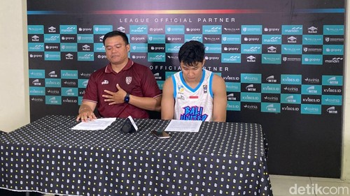 Pelatih Bali United Basketball, I Gusti Ngurah Rusta Wijaya (kiri) bersama Gede Elgi Wimbardi sesuai menghadapi Satria Muda, Minggu (9/2/2025).