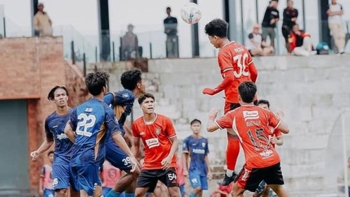 Duel Bali United U-20 (jersey merah) vs Persib Bandung dalam lanjutan babak 8 besar EPA Liga 1 2024/2025 di Bali United Training Center, Minggu (9/2/2025).