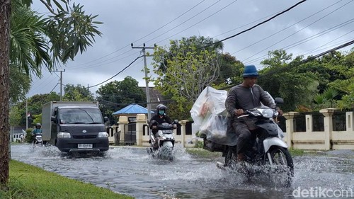 Kondisi genangan air setinggi betis orang dewasa terjadi di Jalan Merdeka Raya, Pagesangan Barat, Mataram, Minggu (9/2/2025).
