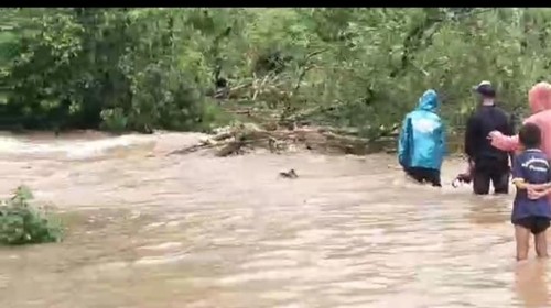 Banjir Kali Kaca, Kecamatan Boleng, melumpuhkan lalu lintas jalan provinsi Labuan Bajo-Kecamatan Kuwus di Manggarai Barat, NTT. (Tangkapan layar video)