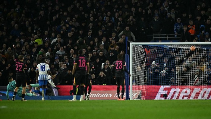 Brightons Japanese midfielder #22 Kaoru Mitoma scores the teams second goal during the English FA Cup fourth round football match between Brighton & Hove Albion and Chelsea at the Amex stadium, in Brighton, southern England on February 8, 2025. (Photo by Ben STANSALL / AFP) / RESTRICTED TO EDITORIAL USE. No use with unauthorized audio, video, data, fixture lists, club/league logos or live services. Online in-match use limited to 120 images. An additional 40 images may be used in extra time. No video emulation. Social media in-match use limited to 120 images. An additional 40 images may be used in extra time. No use in betting publications, games or single club/league/player publications. /