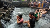 Ritual ini tak hanya diikuti warga Bali namun juga wisatawan mancanegara.