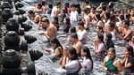 Bule-bule Ikut Ritual Melukat Banyu Pinaruh di Bali