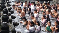 Umat Hindu melakukan ritual melukat atau pembersihan diri pada hari Banyu Pinaruh di Pura Tirta Empul, Tampaksiring, Gianyar, Bali, Minggu (9/2/2025). 