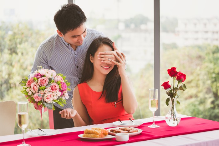Cari tempat dinner romantis hingga beli kado untuk Valentine makin mudah dengan Sabrina