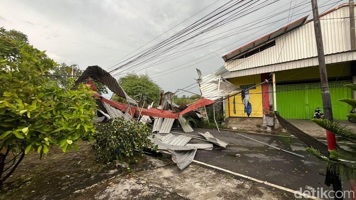 Dampak angin kencang di Kelurahan Prajurit Kulon, Kota Mojokerto Dampak angin kencang di Kelurahan Prajurit Kulon, Kota Mojokerto