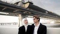 Saking seringnya menjadi lawan main, baik Dinda dan Rey mengatakan sering terbawa karakter peran dalam filmnya. Seperti setelah membintangi Yang Tersisa Hanya Cinta. Foto: Instagram/dindahw