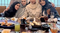 Istri dari Rey Mbayang ini punya geng bersama Melodi, Lesti, dan ibu muda lainnya. Makan bersama untuk bersilaturahmi seolah menjadi agenda wajib. Foto: Instagram/dindahw