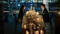 Makan malam romantis secara berkala menjadi kegiatan rutin Dinda Hauw dan suaminya. Bahkan meja makannya lengkap dihias dengan bunga-bunga yang melimpah. Foto: Instagram/dindahw