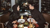Dinda Hauw dan Rey Mbayang selalu memilih restoran bergaya elegan untuk acara makan istimewanya. Ditemani pemandangan kota dari ketinggian, momen makan malam keduanya terasa begitu intim. Foto: Instagram/dindahw