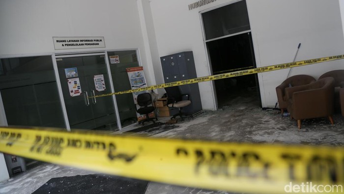 Gedung ATR/BPN Digaris Polisi Usai Kebakaran Semalam Garis polisi melintang di depan gedung humas Kementerian ATR/BPN, Kebayoran Baru, Jakarta Selatan, Minggu (9/2/2025). Kebakaran terjadi pada hari Sabtu (8/2) malam.