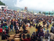 Tumplek Blek Warga Boyolali Banjiri Grebeg Sadranan di Cepogo