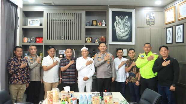 Gubernur Jabar terpilih Dedi Mulyadi melakukan pertemuan dengan Kapolres Bogor AKBP Rio Wahyu Anggoro. (dok istimewa)