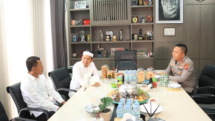 Gubernur Jabar terpilih Dedi Mulyadi melakukan pertemuan dengan Kapolres Bogor AKBP Rio Wahyu Anggoro. (dok istimewa)
