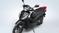 Dari segi desain, skuter listrik ini menampilkan bentuk yang serba membulat dengan lampu utama di bagian kepala dan dua lampu sein besar di bagian tebeng. Yang menarik, salah satu pilihan warna hitam Dio 2025 ini hadir dengan aksen merah pada bagian emblem samping dan juga behel belakang. Foto: Dok. Honda