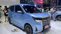 Mobil listrik ini punya panjang 3.517 mm, lebar 1.495 mm, tinggi 1.660 mm, dan jarak sumbu roda 2.495 mm - jarak bebas ke tanah 130 mm. Barang yang masuk Indonesia kabarnya punya daya jelajah lebih dari 200 kilometer. Sementara harganya bakal di bawah Rp 200 juta. Foto: Bangkok International Motor Show