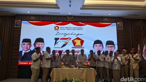 Foto bersama saat acara HUT Partai Gerindra ke-17 di Kota Mataram, Minggu siang (9/2/2025). Foto: (Ahmad Viqi/detikBali).