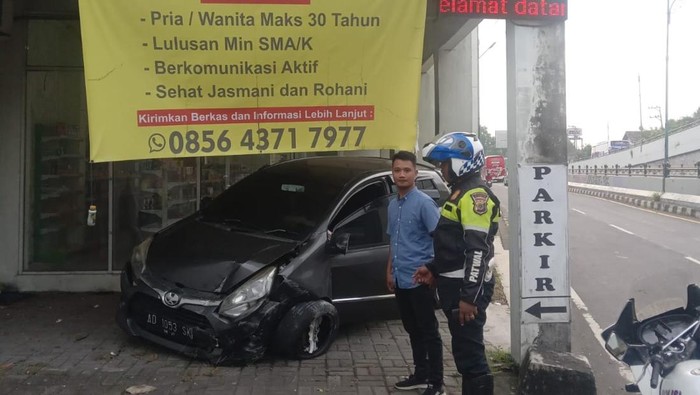 Identifikasi kecelakaan tunggal Toyota Agya tabrak tembok ruko di kawasan Jombor, Mlati, Sleman, Minggu (9/2/2025).