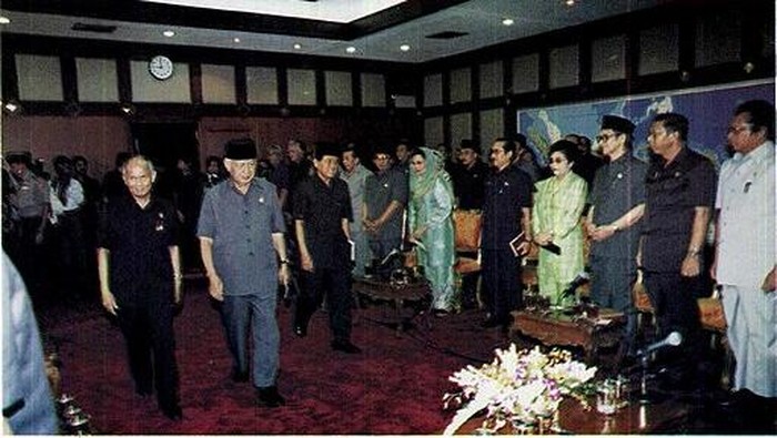 Presiden Soeharto dan Wakil Presiden B.J. Habibie serta Ketua DPR-RI Harmoko memasuki ruangan untuk berkonsultasi dengan Pimpinan DPR, Fraksi dan Organisasi Sosial Politik, hadir pula para Menteri Koordinator, Panglima, Kepala Staf Angkatan dan Kepolisian Negara, 1 Mei 1998.