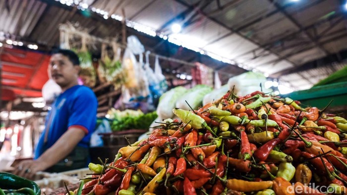 Warga membeli kebutuhan pokok di Pasar Ciputat, Tangerang Selatan, Minggu (9/2/2025). BPS mengumumkan inflasi secara tahunan pada Januari 2025 menjadi yang paling rendah sejak 25 tahun lalu atau Januari tahun 2000. Pada Januari 2025, inflasi tahunan tercatat sebesar 0,76%.
