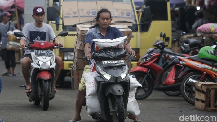 Inflasi Januari 0,76%, Terendah Sejak Tahun 2000 Warga membeli kebutuhan pokok di Pasar Ciputat, Tangerang Selatan, Minggu (9/2/2025). BPS mengumumkan inflasi secara tahunan pada Januari 2025 menjadi yang paling rendah sejak 25 tahun lalu atau Januari tahun 2000. Pada Januari 2025, inflasi tahunan tercatat sebesar 0,76%.