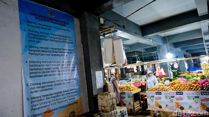 Inflasi Januari 0,76%, Terendah Sejak Tahun 2000 Warga membeli kebutuhan pokok di Pasar Ciputat, Tangerang Selatan, Minggu (9/2/2025). BPS mengumumkan inflasi secara tahunan pada Januari 2025 menjadi yang paling rendah sejak 25 tahun lalu atau Januari tahun 2000. Pada Januari 2025, inflasi tahunan tercatat sebesar 0,76%.