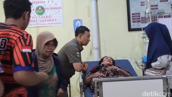 Istri sekaligus ibu sekeluarga asal Jember yang tertimpa pohon tumbang di Bondowoso dirawat di rumah sakit.