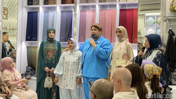 Ivan Gunawan memperkenalkan tren busana lebaran bernuansa romantis dan glamour di Surabaya.