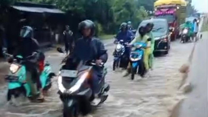 Jalan Poros Barru-Makassar terendam banjir.