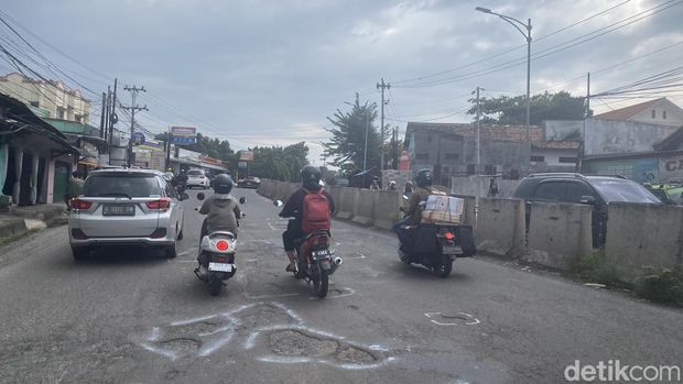 Jalan Prof Dr Hamka rusak dan berlubang menyebabkan banyak pengendara terganggu, Minggu (9/2/2025).