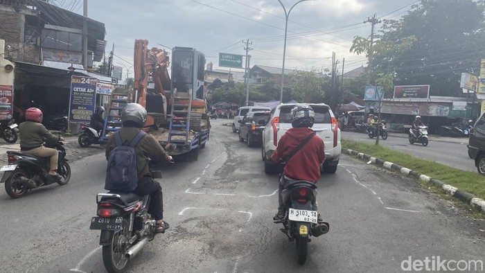 Jalan Prof Dr Hamka rusak dan berlubang menyebabkan banyak pengendara terganggu, Minggu (9/2/2025).